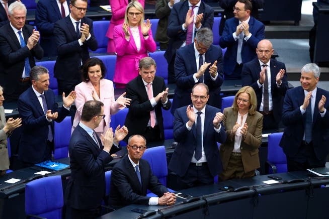 Der neue Bundeskanzler Friedrich Merz wird beklatscht, nachdem er vom Parlament im zweiten Wahlgang zum Bundeskanzler gewählt worden ist.
