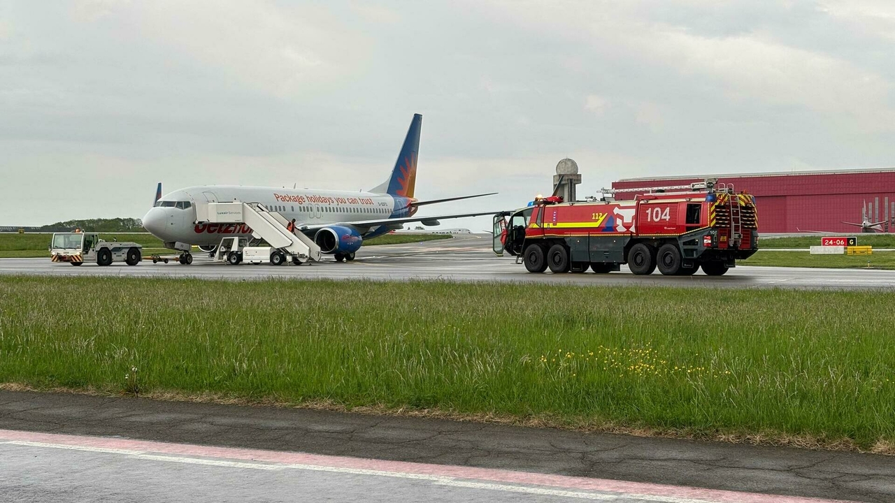 RTL Today - Smoke on board: Boeing 737-8K5 with 183 passengers forced into emergency landing at Findel