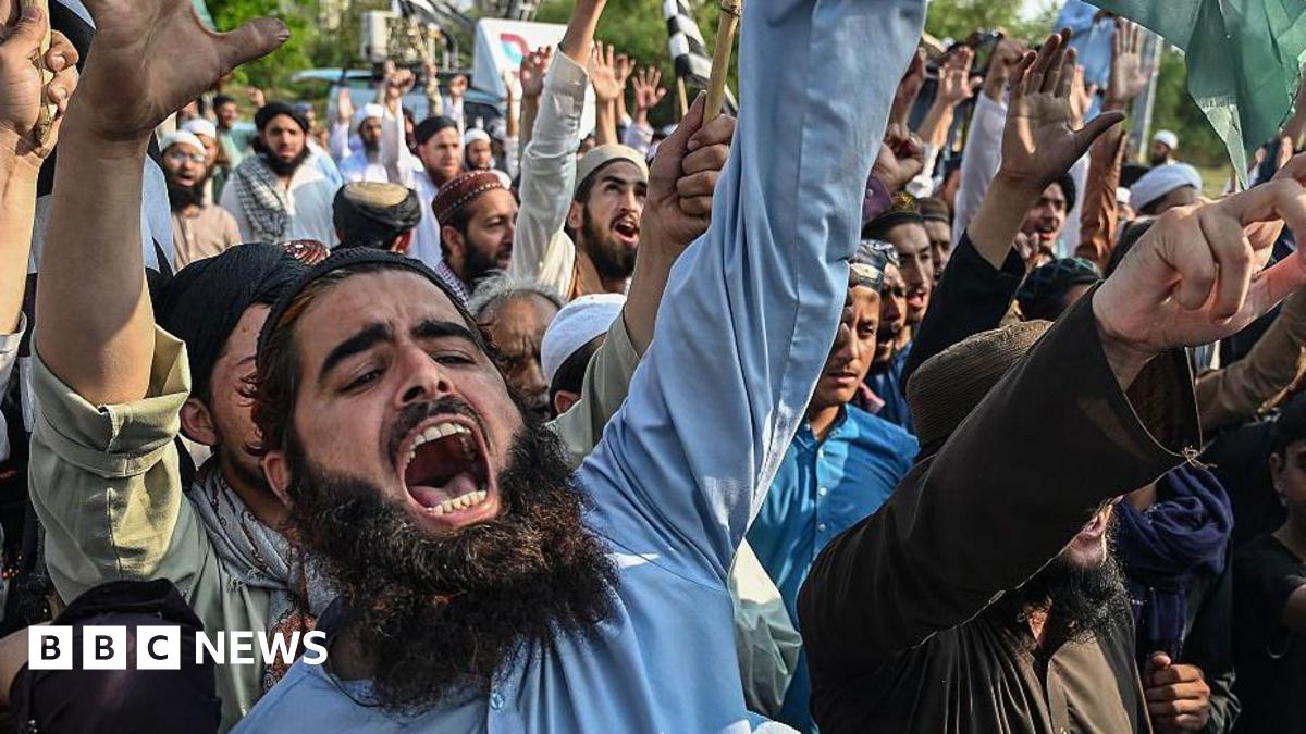 Supporters of Jamiat Ulema-e-Islam Fazal (JUI-F) shout slogans during an anti-India protest in Islamabad on May 9, 2025.