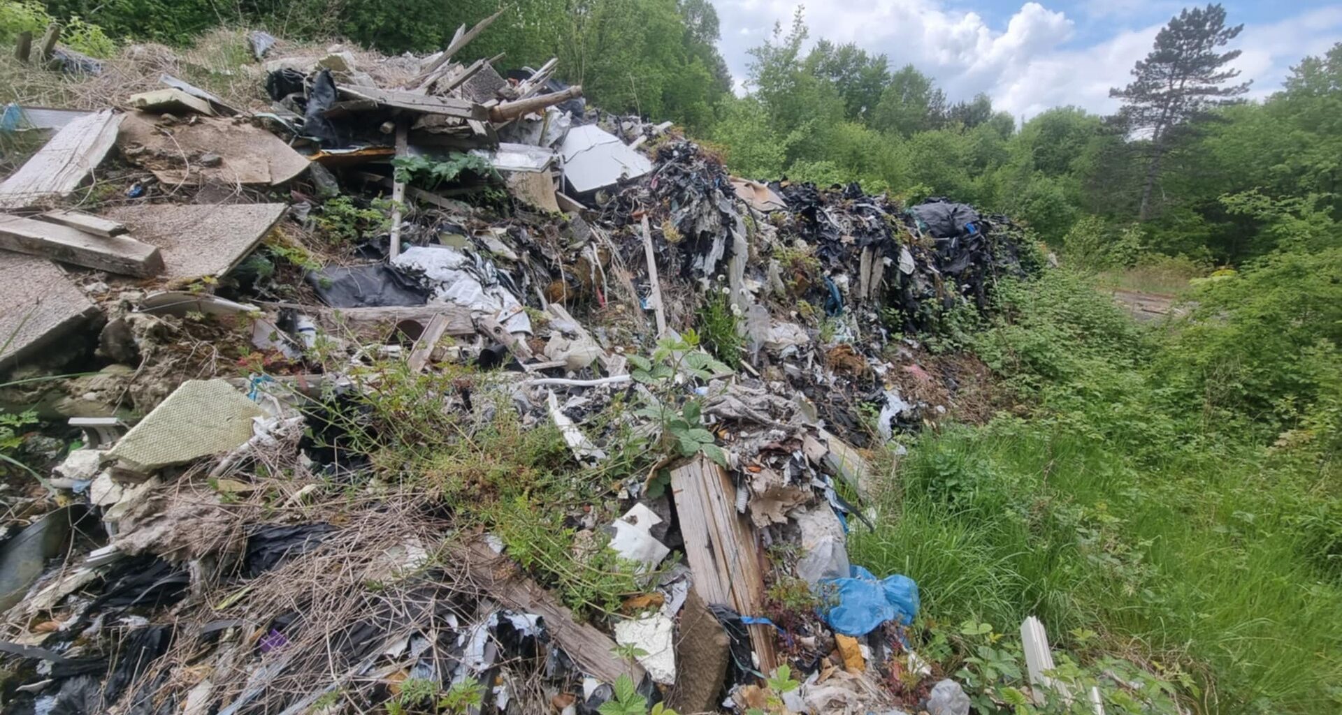 RTL Infos - Une pollution jusqu'au Luxembourg ?: Pas de pitié pour les auteurs de la "montagne de déchets" à Rédange