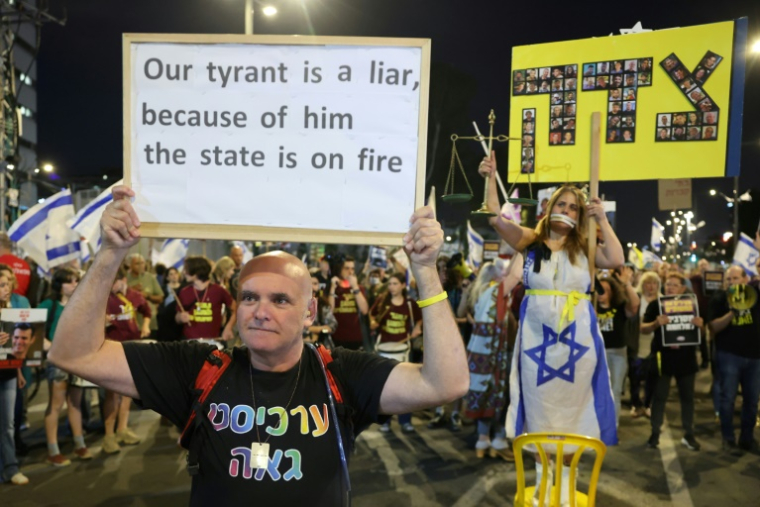 Des Israéliens manifestent à Tel-Aviv pour réclamer du  gouvernement qu'il agisse pour obtenir la libération des otages retenus par le Hamas à Gaza, le 3 mai 2025 ( AFP / Jack GUEZ )