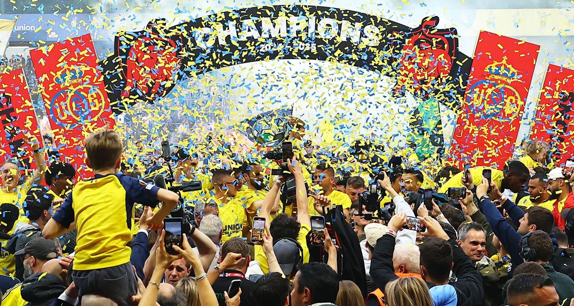 L’Union championne de Belgique : Saint-Gilles explose de joie en jaune et bleu (photos et vidéos)