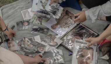 En Ukraine, l’attente et l’émotion des familles au retour des soldats échangés avec les Russes