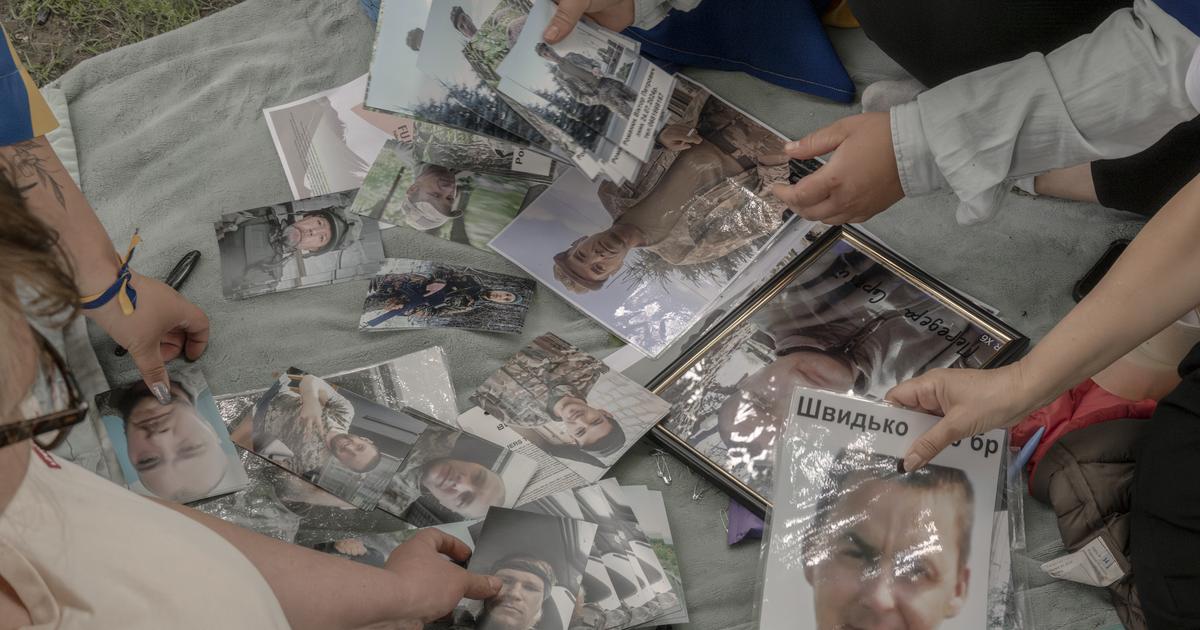 En Ukraine, l’attente et l’émotion des familles au retour des soldats échangés avec les Russes