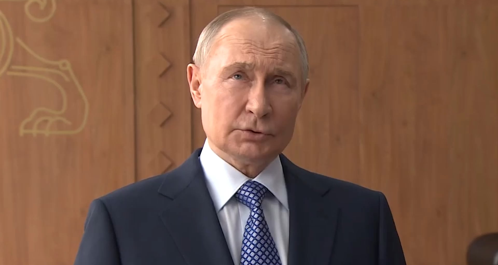 Russia claims it doesn’t target civilians, yet missile strikes on Ukrainian cities kill and injure thousands, including children. World leaders condemn Moscow’s actions, exposing its hypocrisy—while some, like Orbán, still pursue cooperation with the aggressor.