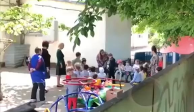 A russian kindergarten teacher forced a child to kiss the ground because the little one said he hates Russia, calling him a scumbag..