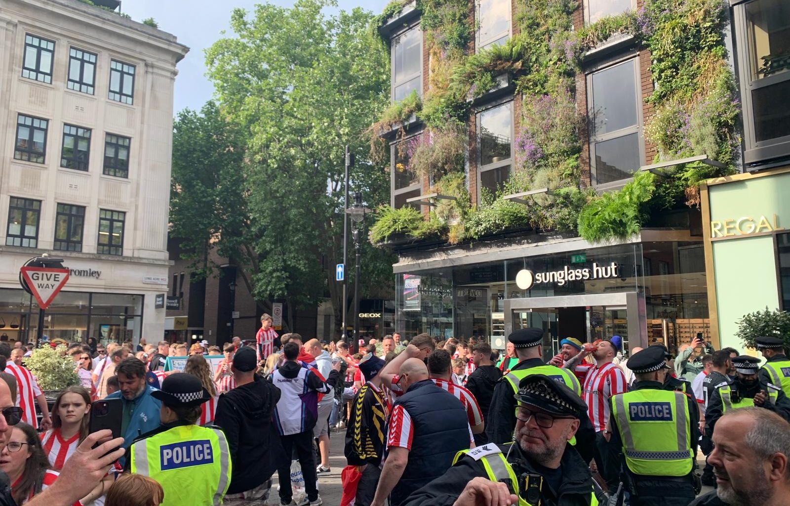 Red and white striped shirts in covent garden today?