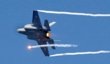 Un avion de chasse israélien F-35 effectue un spectacle aérien au-dessus de la plage de la ville côtière méditerranéenne de Tel Aviv, le 9 mai 2019 (JACK GUEZ)