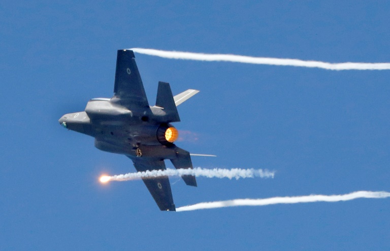 Un avion de chasse israélien F-35 effectue un spectacle aérien au-dessus de la plage de la ville côtière méditerranéenne de Tel Aviv, le 9 mai 2019 (JACK GUEZ)