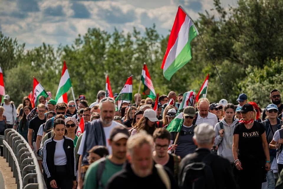 Egy kilométer hosszan sétálnak, legtöbb autós dudálással támogatja a menetet. Remény egy szebb jövőért