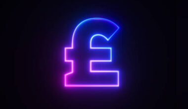 Pound Shines as Strong Data Limits Room for BoE's Rate Cut