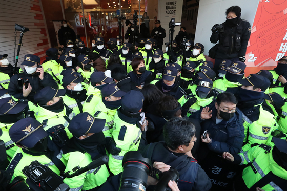 Members of the Korean Confederation of Trade Unions (KCTU) walk toward their office in central Seoul after the police raid the building on Jan. 18, 2023. [NEWS1]