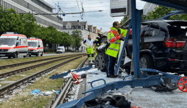 München: Auto fährt in Haltestelle – mehrere Verletzte
