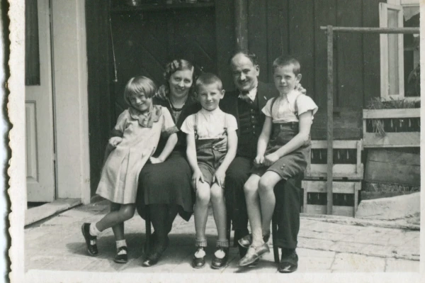 Sebastian Wiśniowski with his wife, Jozefa, and three children — Waclaw (center), Zbigniew, and Helena. Credit: Photo courtesy of Father Piotr Wiśniowski
