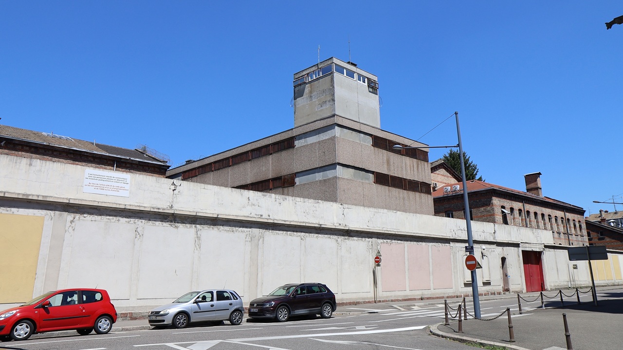 An outside view of a French prison.