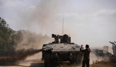 Israelische Streitkräfte bewegen sich mit Panzern vorwärts