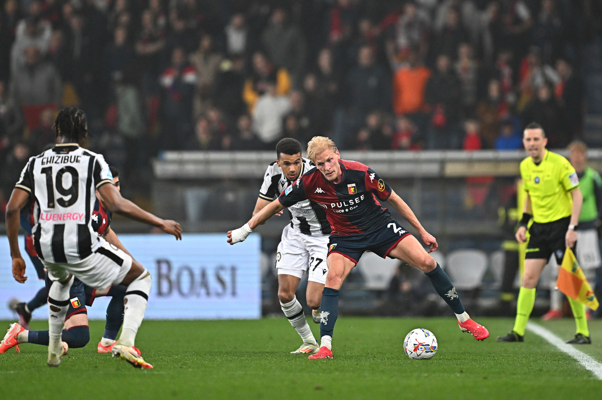 GENOA, ITALY - APRIL 04: Morten Thorsby of Genoa is challenged by Rui Modesto of Udinese during the Serie A match between Genoa and Udinese at Stadio Luigi Ferraris on April 04, 2025 in Genoa, Italy. (Photo by Simone Arveda/Getty Images)