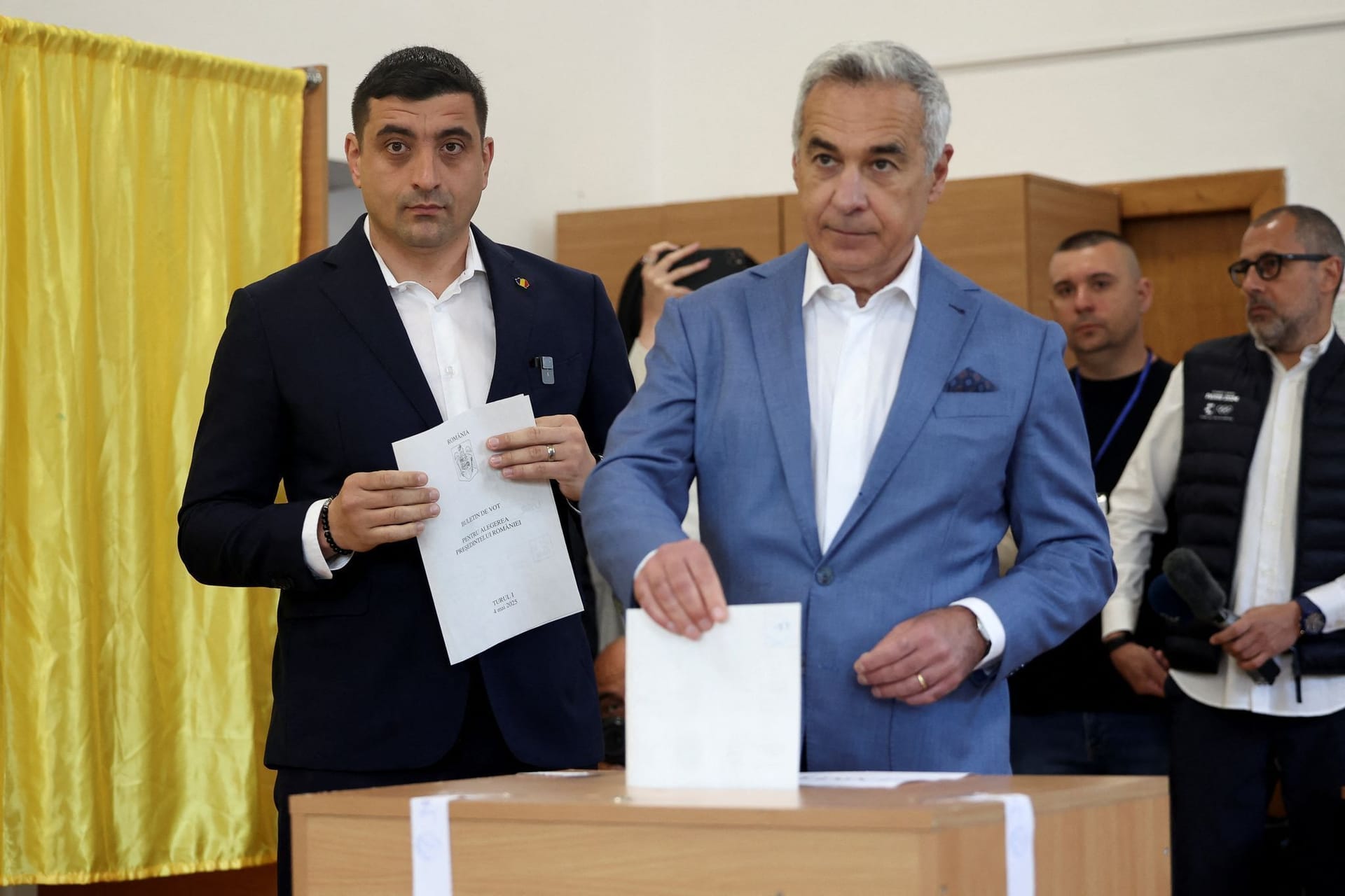 George Simion (l.) und Călin Georgescu geben ihre Stimmzettel ab.