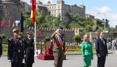 Bisagra, «la plaza de Armas de España» despide a la Guardia Real, ante la mirada de cientos de personas