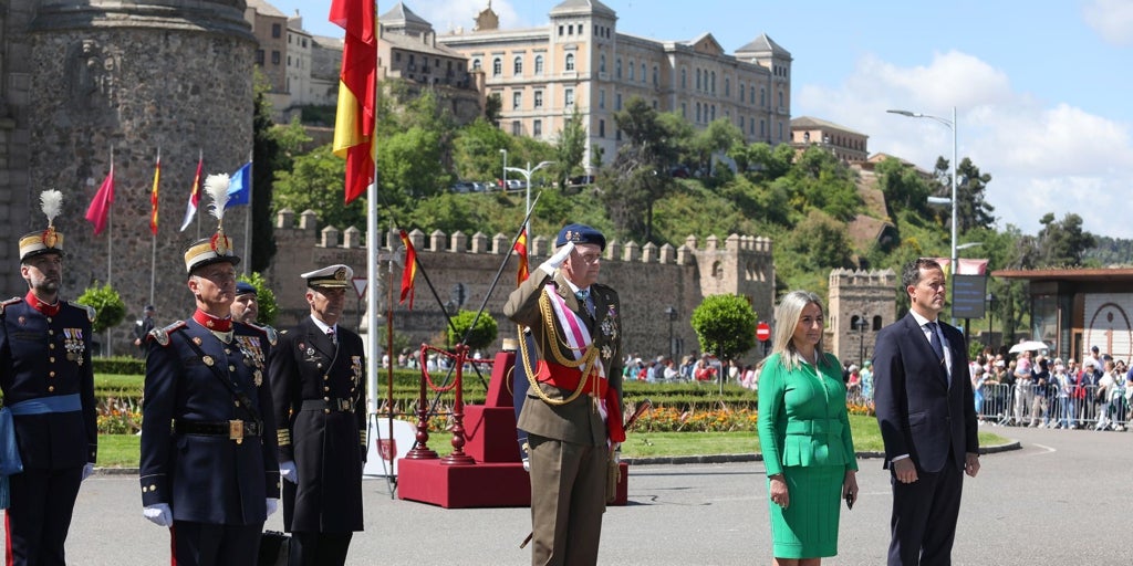 Bisagra, «la plaza de Armas de España» despide a la Guardia Real, ante la mirada de cientos de personas