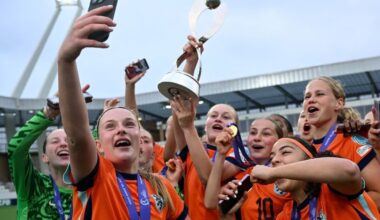 Voetbalsters onder 17 jaar schrijven historie met eerste Europese titel: 'Gekkenhuis'