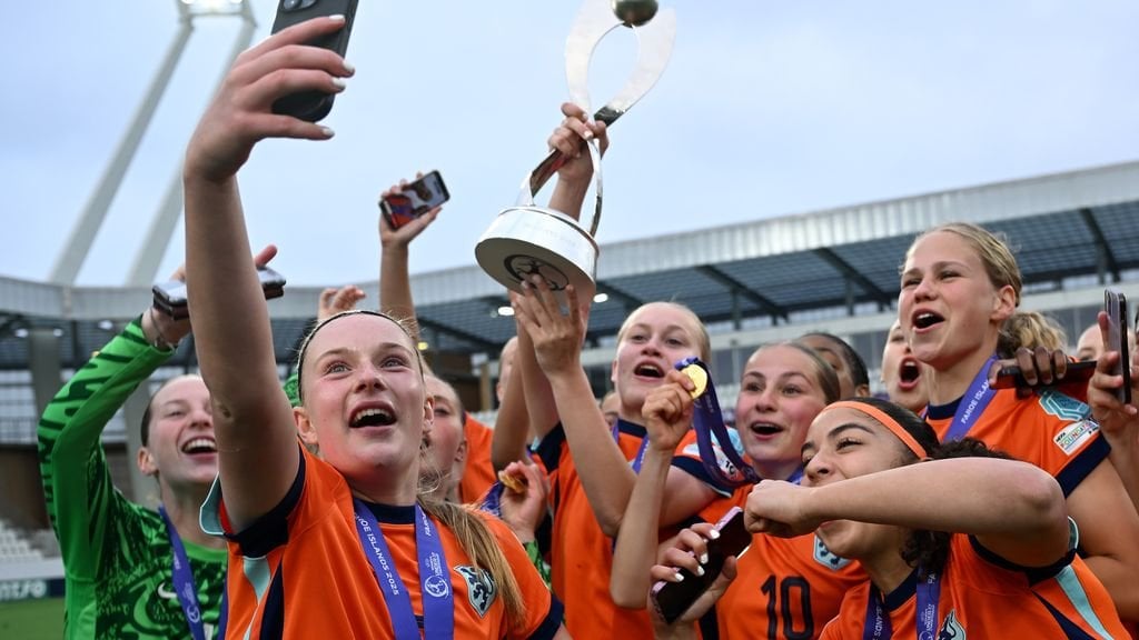 Voetbalsters onder 17 jaar schrijven historie met eerste Europese titel: 'Gekkenhuis'