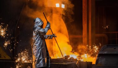 Ein Stahlarbeiter von Thyssenkrupp prüft den Roheisen am Hochofen 8 auf dem Werksgelände.