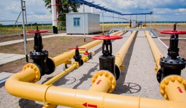 Ukraine has begun importing gas through Slovakia to hasten the stockpiling of reserves for the winter.