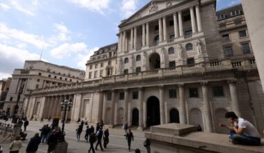 UK wage growth eases as jobs market weakens