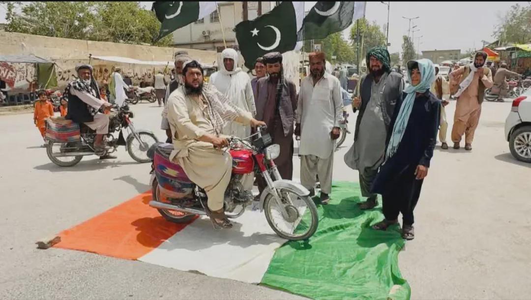 Pakistani folk desecrating Irish flag mistaking it for Indian flag