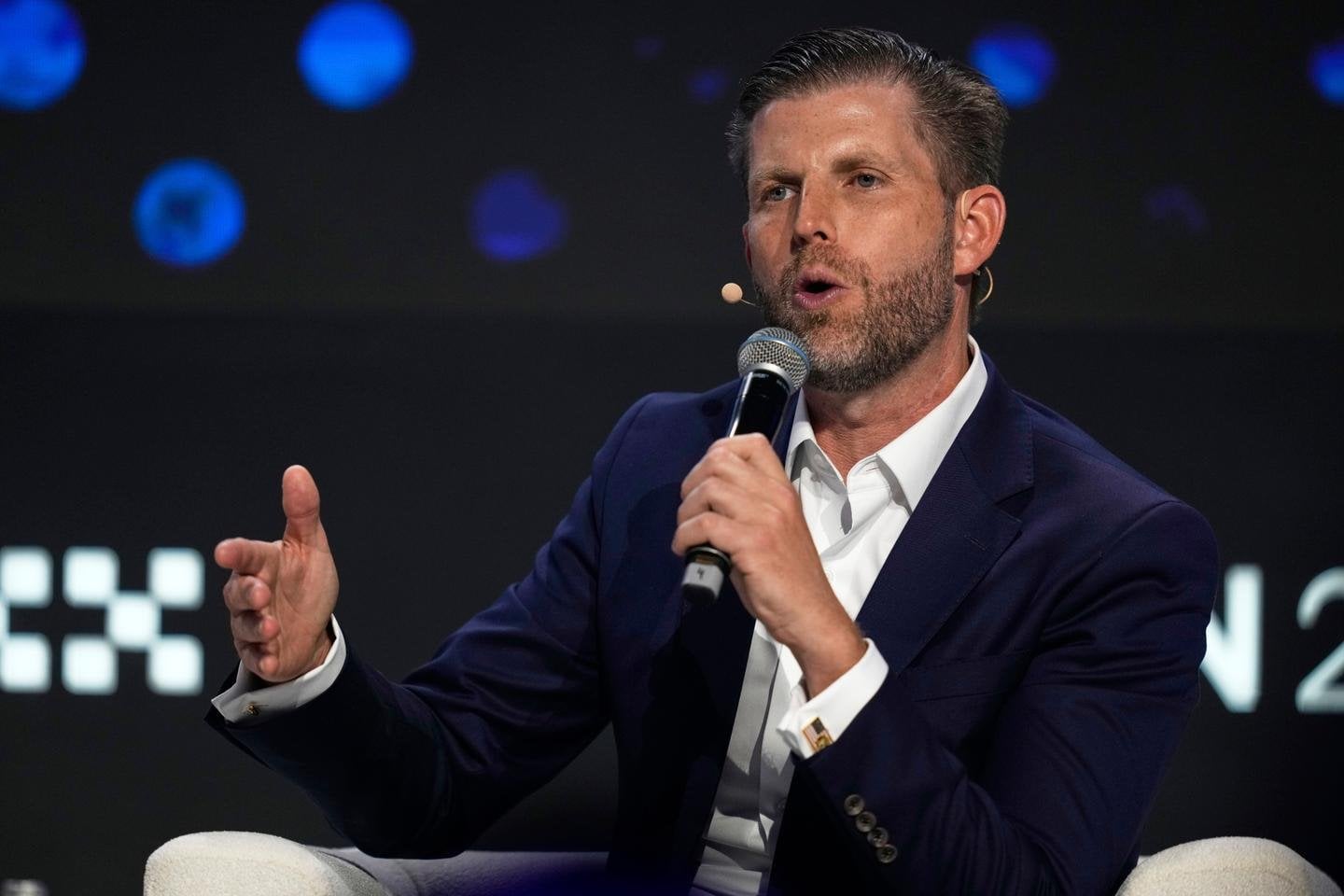 Un investissement de 2 milliards de dollars avec un cryptoactif de la famille Trump pose des questions de conflits d’intérêts