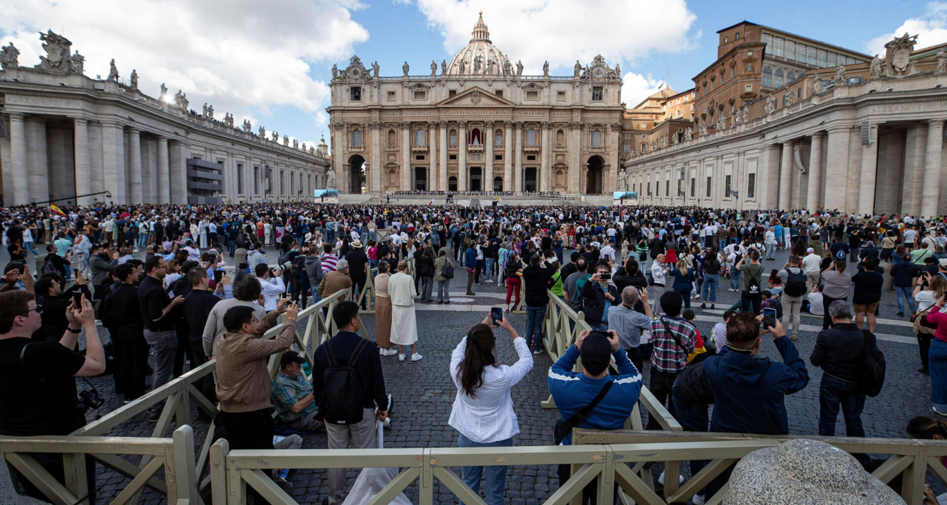 Decano do Col&eacute;gio Cardinal&iacute;cio espera ver fumo branco ainda hoje