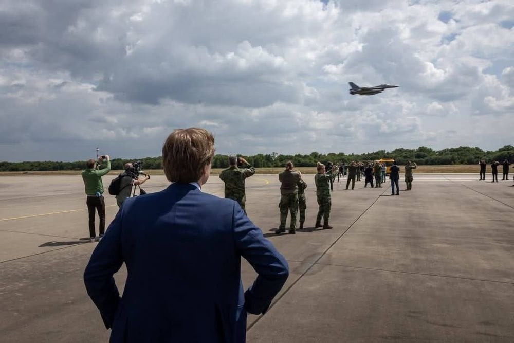 Under the watchful eye of Dutch Defence Minister Brekelmans, the final F-16's have departed Dutch airspace en route to Ukraine. With this, the Netherlands has fulfilled its commitment to deliver 24 F-16s in support of Ukraine’s defence.