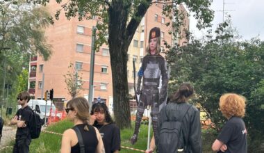 Giorgia Meloni oggi a Bologna, la contestazione inizia con gli studenti incatenati