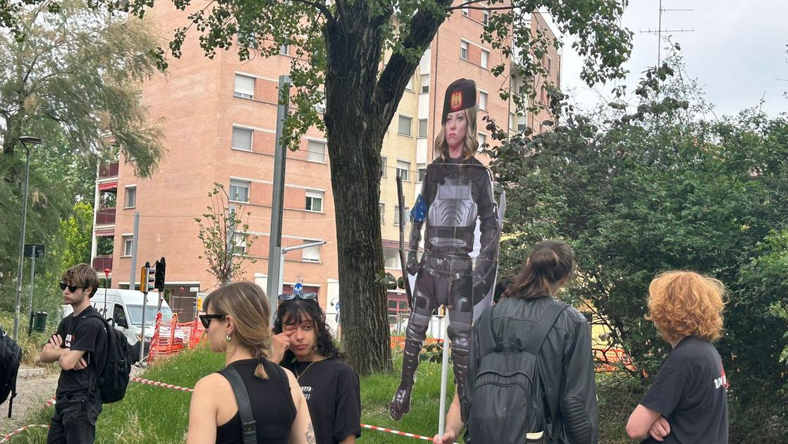 Giorgia Meloni oggi a Bologna, la contestazione inizia con gli studenti incatenati