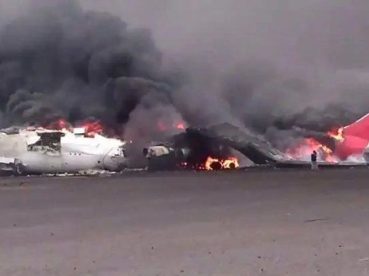  Israel hit Sanaa international airport in Yemen AGAIN, last plane used by Houthis destroyed - Video 