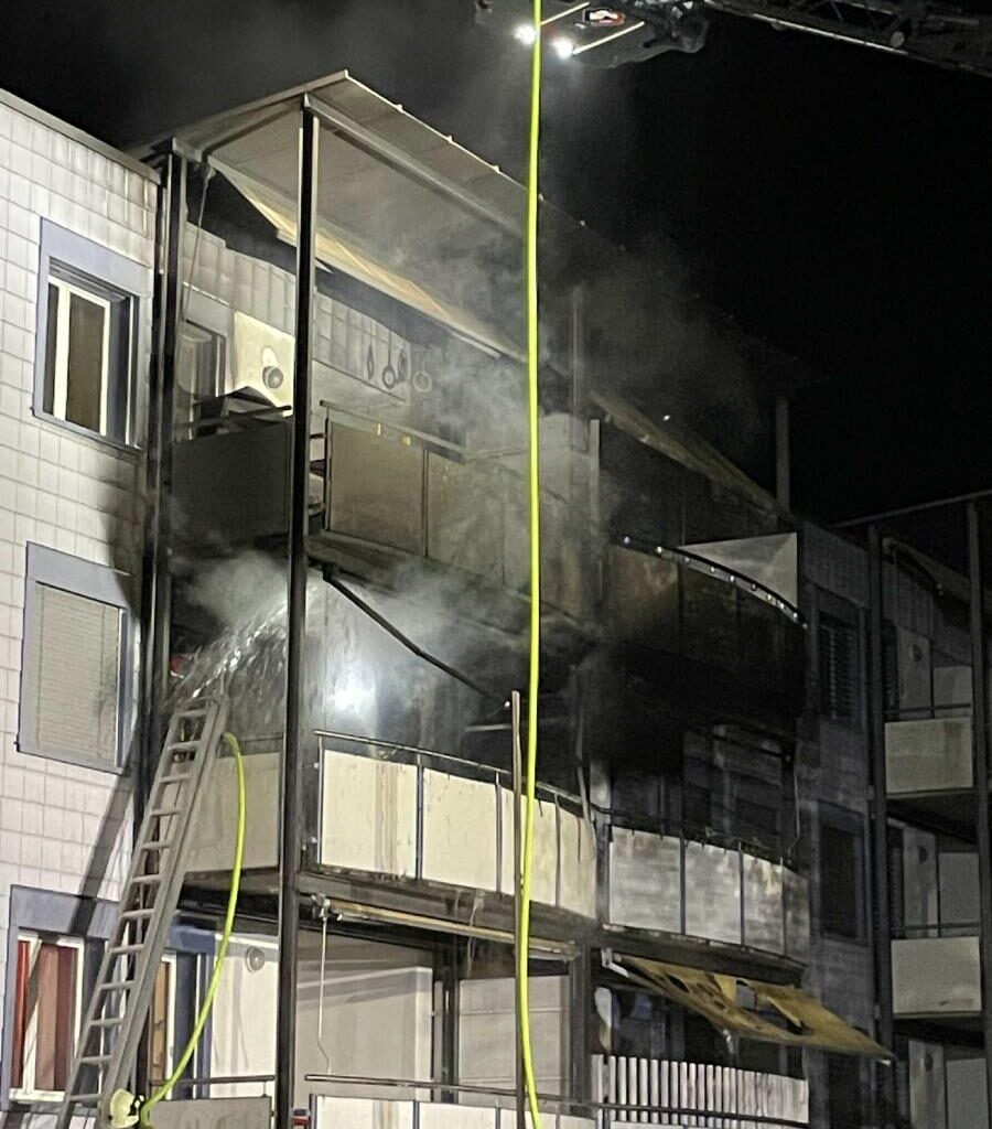 Brand in einem Mehrfamilienhaus in Flamatt