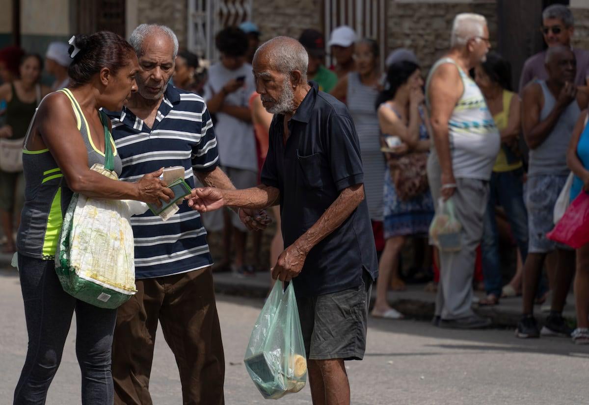 The ‘chain of favors’ that keeps Cubans afloat in the face of state abandonment • Tired of waiting for a government that has turned its back on them, millions of people suffering from hunger, homelessness and a lack of medicine in Cuba are relying on solidarity to survive