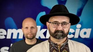 Mužovi s valaškou, ktorého Gašpar ukázal na tlačovke, zrušili obvinenie. Šéf Demokratov žiada ospravedlnenie