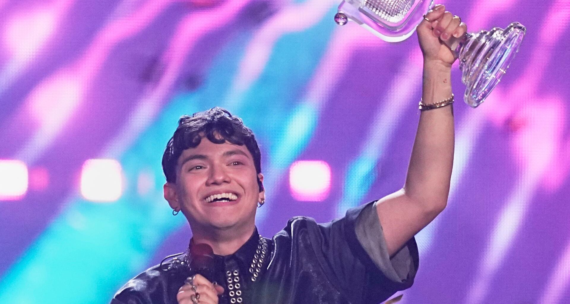 Der Österreicher Johannes Pietsch, der den Künstlernamen JJ trägt, reckt den gläsernen Siegerpokal beim ESC 2025 im schweizerischen Basel in die Höhe.