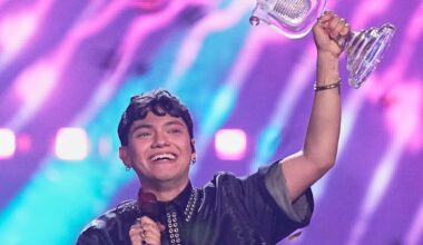 Der Österreicher Johannes Pietsch, der den Künstlernamen JJ trägt, reckt den gläsernen Siegerpokal beim ESC 2025 im schweizerischen Basel in die Höhe.