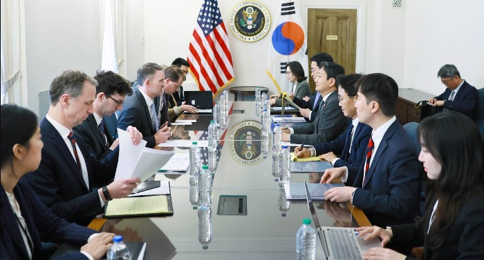 Korea’s　Trade,　Industry　and　Energy　Minister　Ahn　Duk-geun 　(third　from　front　row　on　right)　meets　US　Trade　Representative　Jamieson　Greer　on　April　24　in　Washington　D.C.　to　discuss　tariffs　and　other　bilateral　trade　issues　(Courtesy　of　Ministry　of　Trade,　Industry　and　Energy)