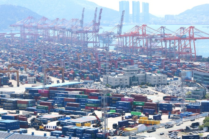 Container　port　in　Busan 