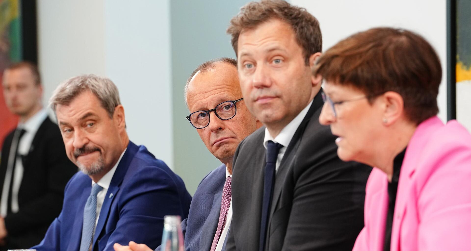 Saskia Esken (r-l), SPD-Parteivorsitzende, spricht neben Lars Klingbeil, Bundesfinanzminister und SPD-Parteivorsitzender, Bundeskanzler Friedrich Merz (CDU) und Markus Söder, Ministerpräsident von Bayern und CSU-Vorsitzender