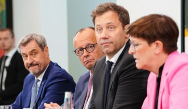 Saskia Esken (r-l), SPD-Parteivorsitzende, spricht neben Lars Klingbeil, Bundesfinanzminister und SPD-Parteivorsitzender, Bundeskanzler Friedrich Merz (CDU) und Markus Söder, Ministerpräsident von Bayern und CSU-Vorsitzender
