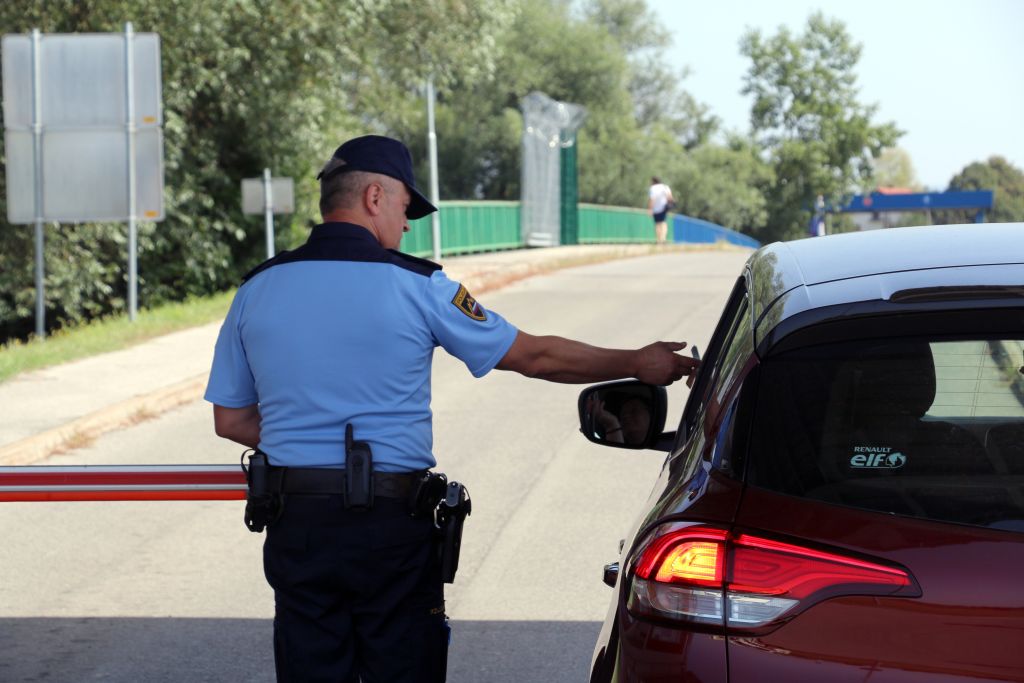 Slovenija podaljšuje nadzor na meji s Hrvaško in Madžarsko