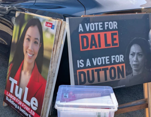 A-frame signs promoting Tu Le and saying "A vote for Dai Le is a vote for Dutton".