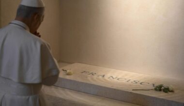 Léon XIV recueilli sur la tombe de François à Sainte-Marie-Majeure - Radio LFM