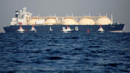 File Photo: A liquefied natural gas (LNG) tanker is tugged towards a thermal power station in Futtsu, east of Tokyo, Japan. 13 November 2017. REUTERS/Issei Kato/File Photo