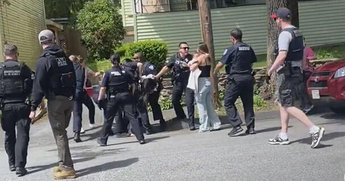 HAPPY MOTHER'S DAY: "Unruly" crowd tries to stop ICE agents from kidnapping mom in Massachusetts